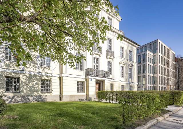 Königinstraße 11
